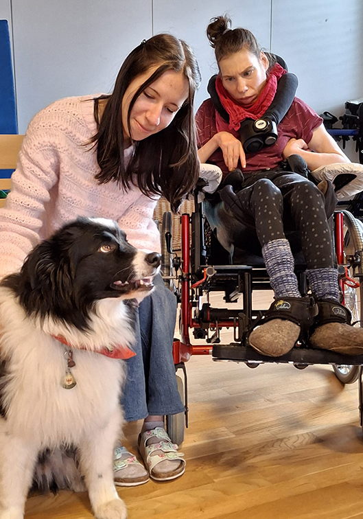 Viktoria und Ramona beim Streicheln